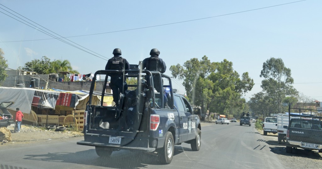 Policías patrullando