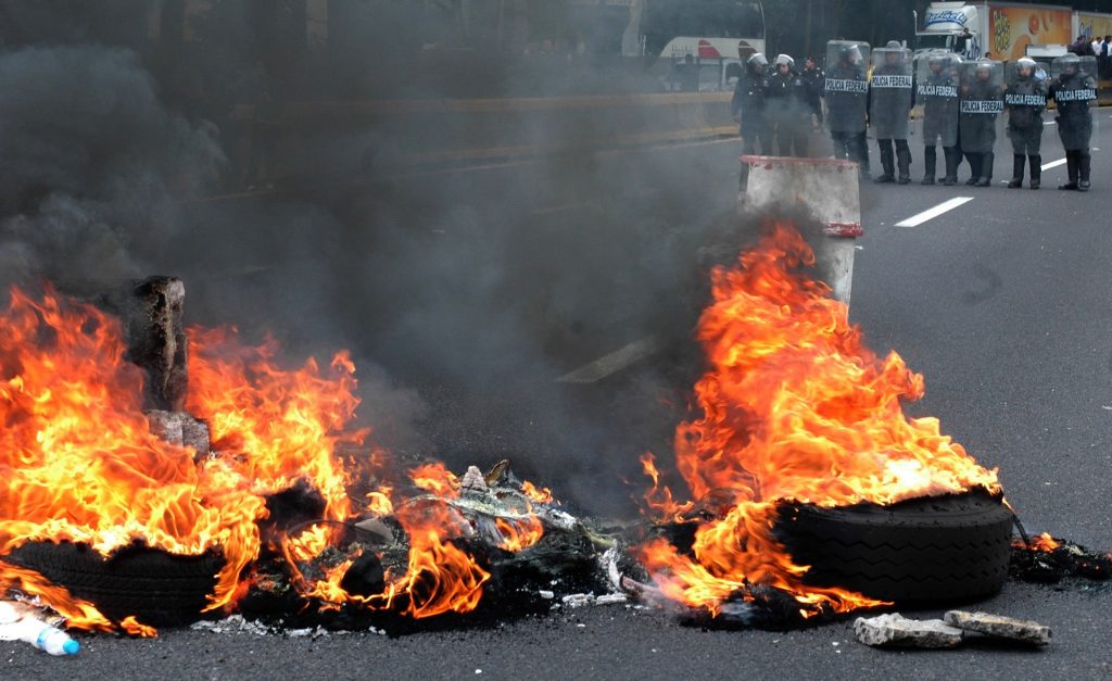 Incendio de Automòvil en autopista. Foto Jorge Medina