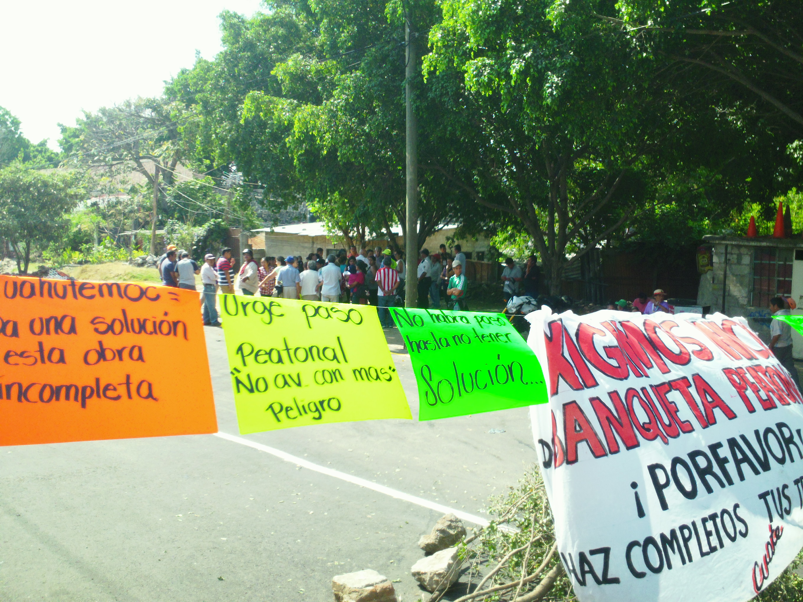 Demandan topes, banquetas y semáforo en avenida recién asfaltada