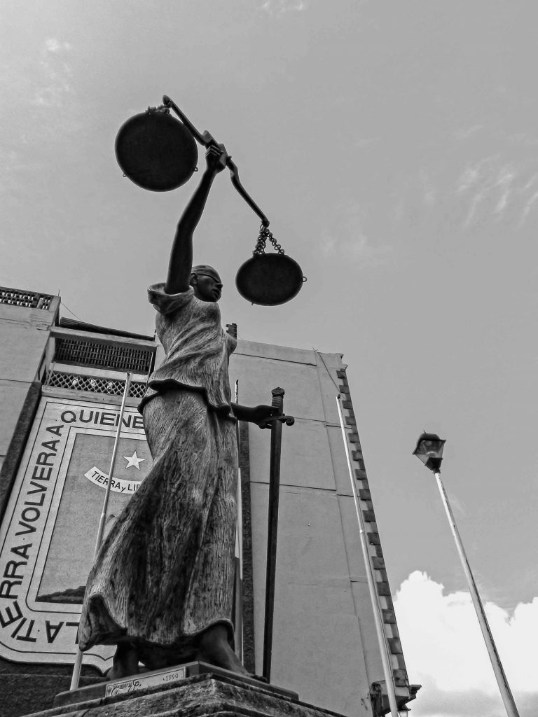 Escultura de la diosa Themis de la Justicia