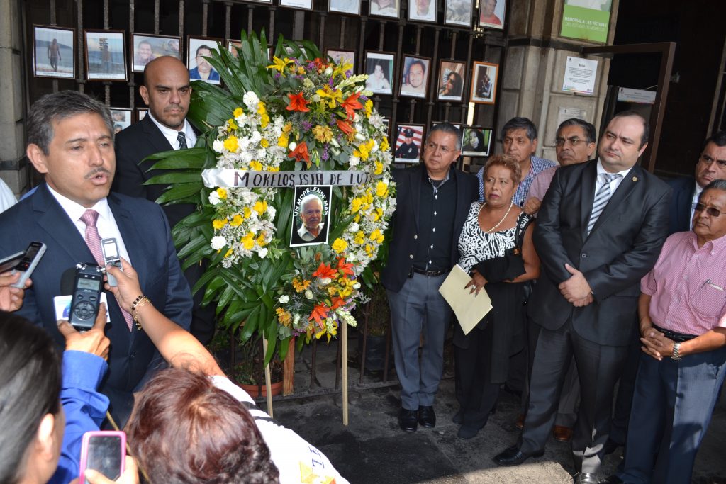Ofrenda floral de profesionales del derecho en la entrada de Casa Morelos