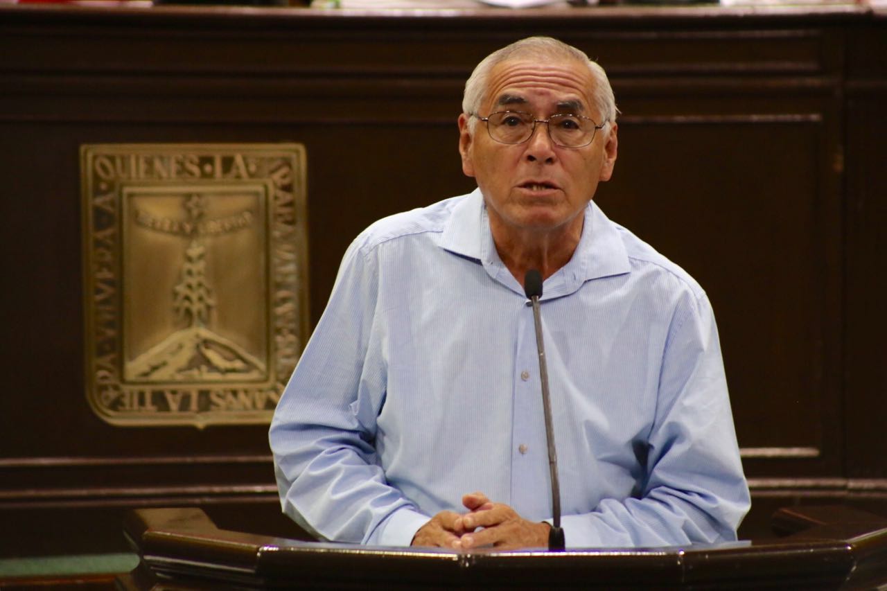 Piden diputados reinstalar a maestra cesada por no presentar evaluación
