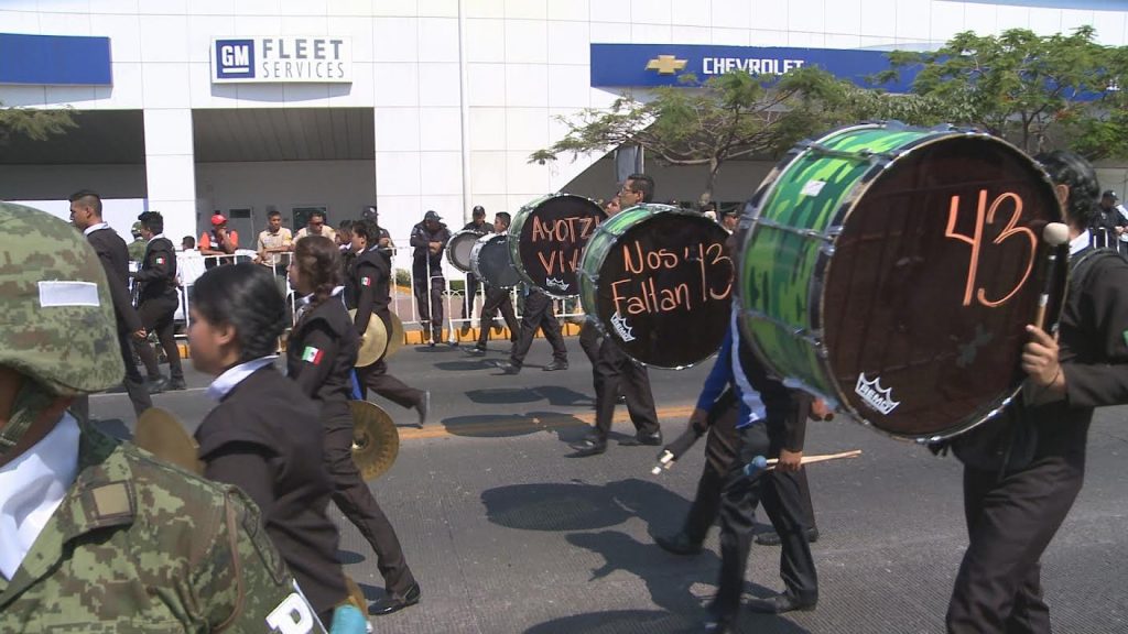 Protestan alumnos con sus instrumentos