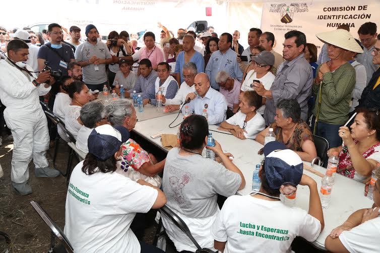 Ante presión de familiares de víctimas  inician exhumación de cuerpos en Tetelcingo