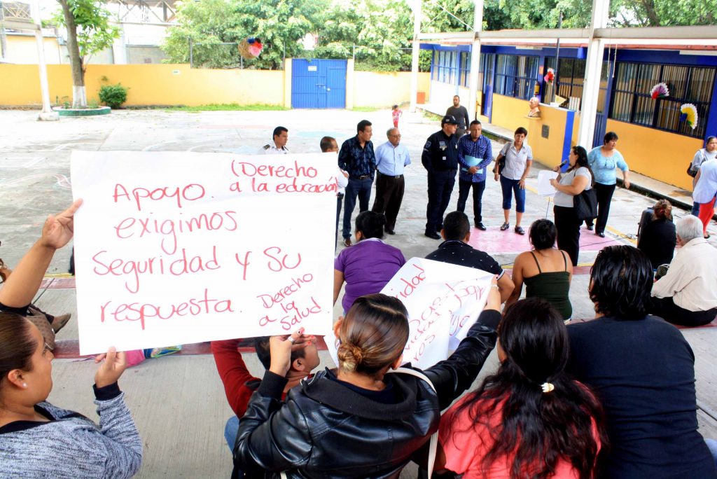 Bloqueo de avenida por padres de familia