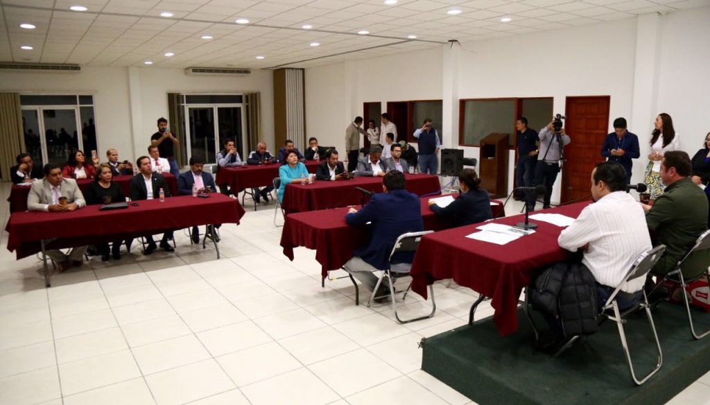 Diputados sesionando  en sede alterna