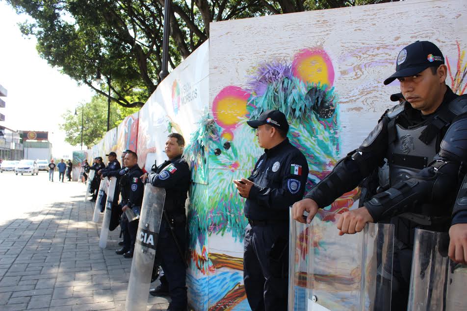 Granaderos bloqueando entrada