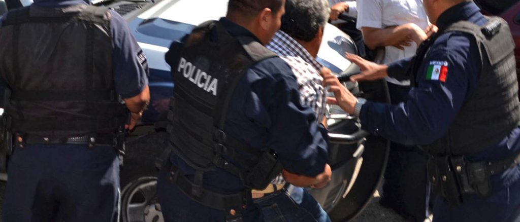 Policias y detenido, foto de aspecto