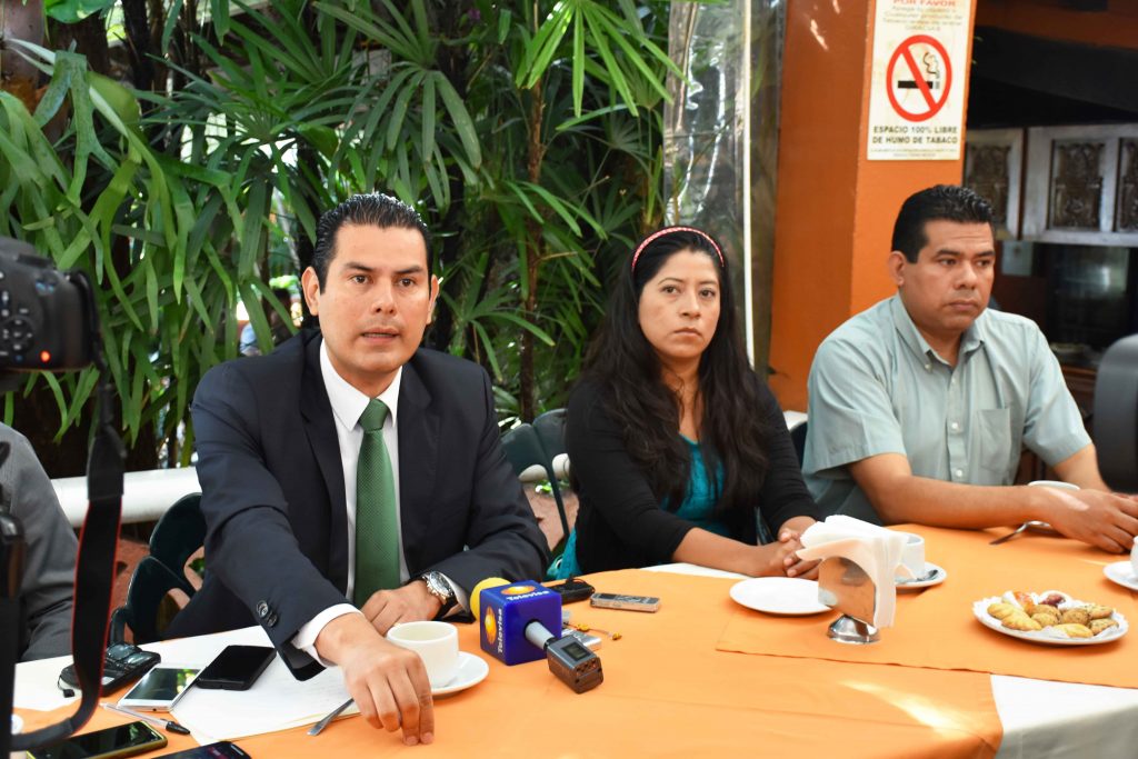 Abogado en rueda de prensa 