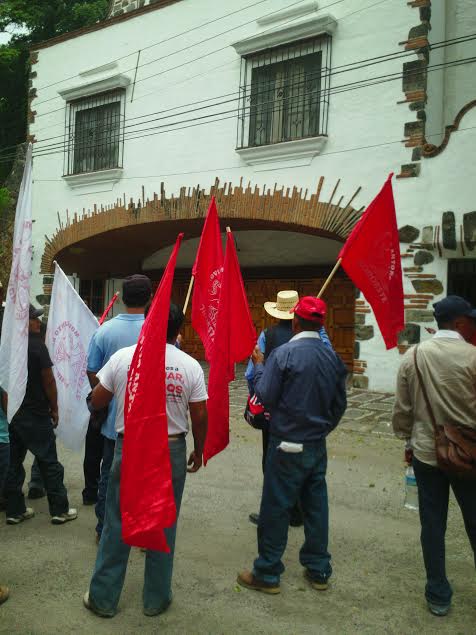 Antorchistas en la residencia ofical del gobernador