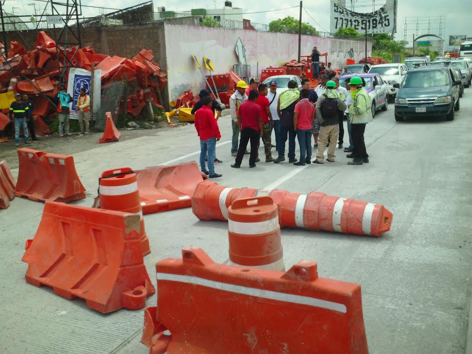 Bloqueo de autopista por ex trabajadores