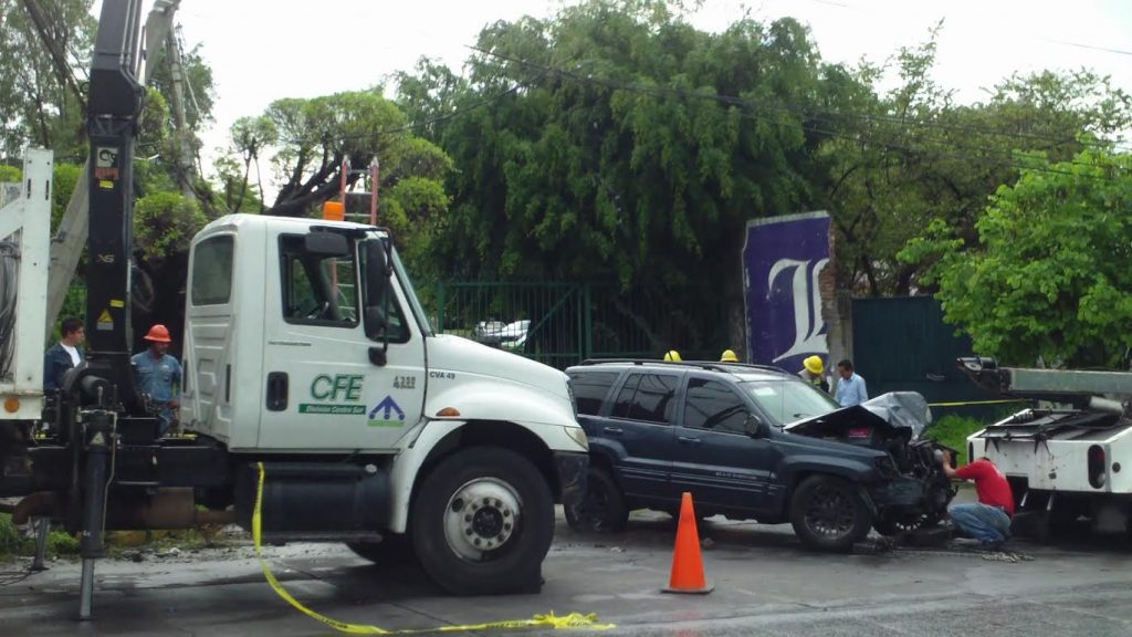 Camioneta estampada contra poste