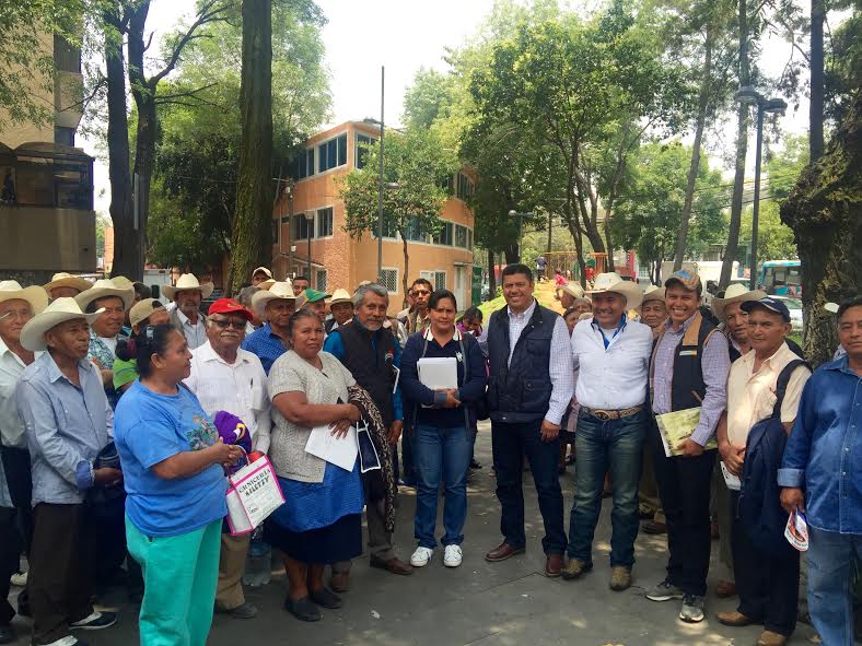 Javier Bolaños y campesinos