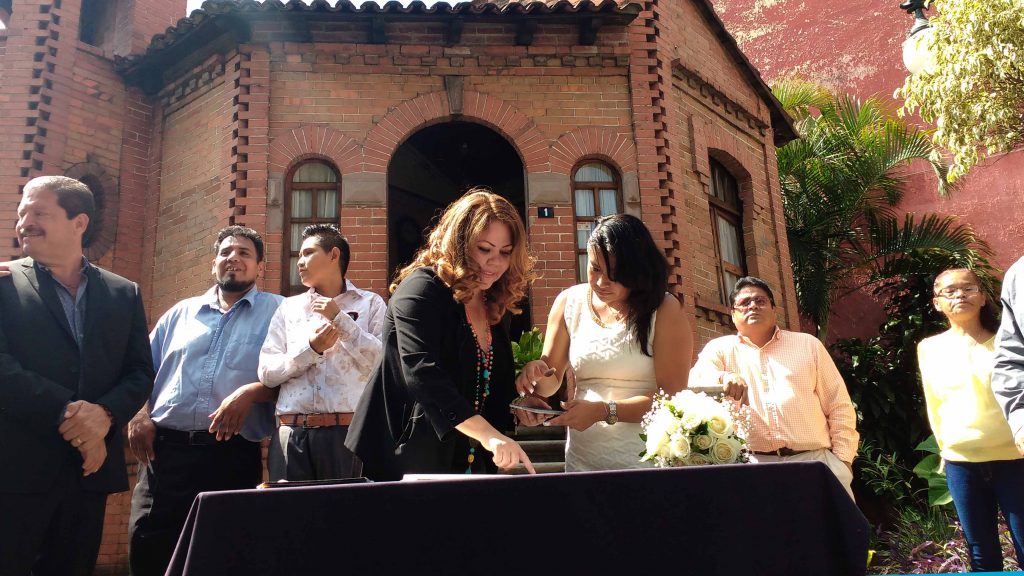 Matrimonio entre mujeres