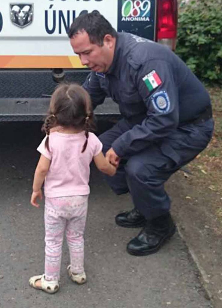 Niña y policía, foto de aspecto