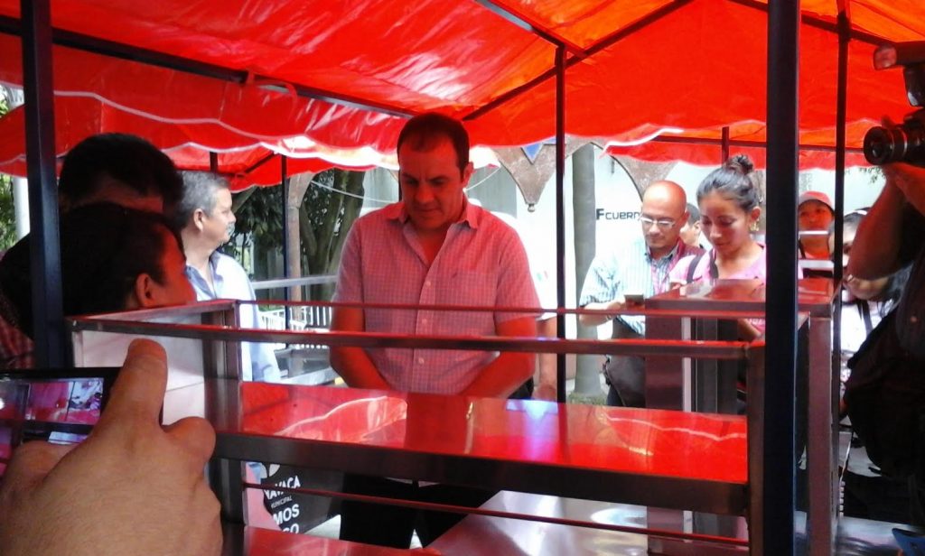 Cuauahtémoc Blanco entregando carritos