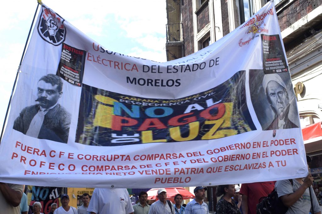 Protesta usuario de energía eléctirca