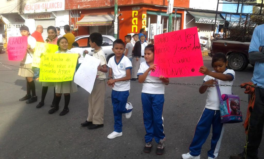 Protesta niños  y padres