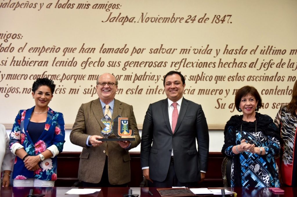 El Cabildo del Ayuntamiento de Xalapa nombró huésped distinguido al gobernador de Morelos, Graco Ramírez