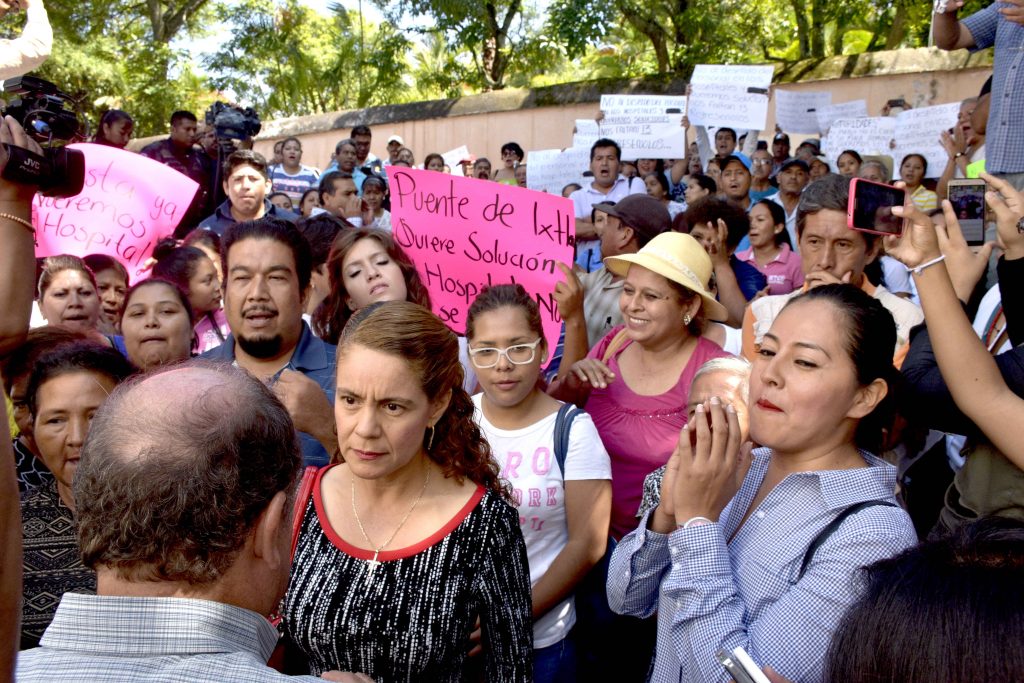Protesta de Ixtlecos en los Servicios de Salud