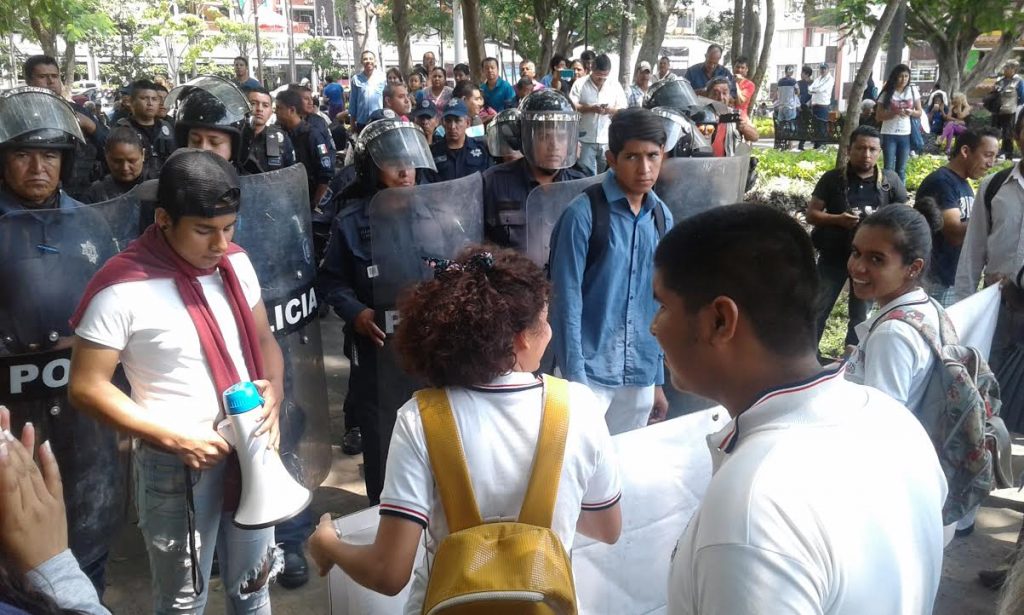 estudiantes-no-dejan-pasar-a-polica%c2%adas