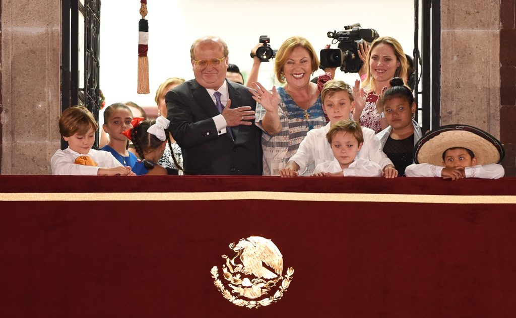 Graco Ramírez y familia durante ceremonia del Grito de Independencia 