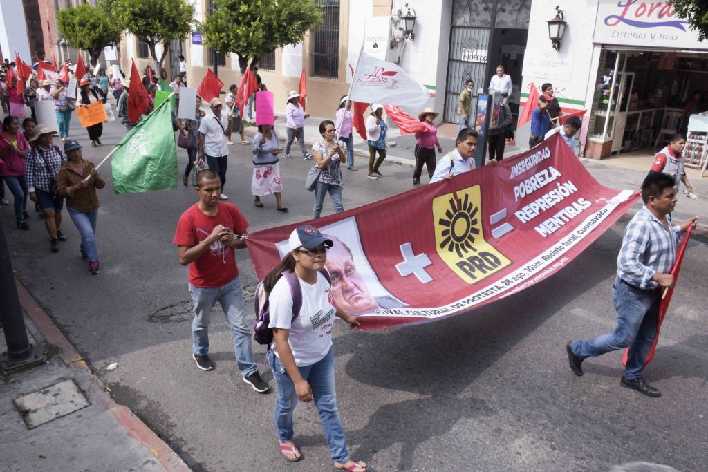 Marchan antorchistas