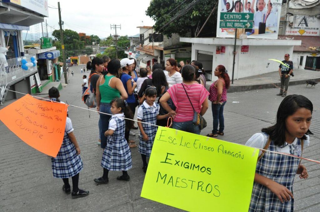 padres-de-familia-protestan