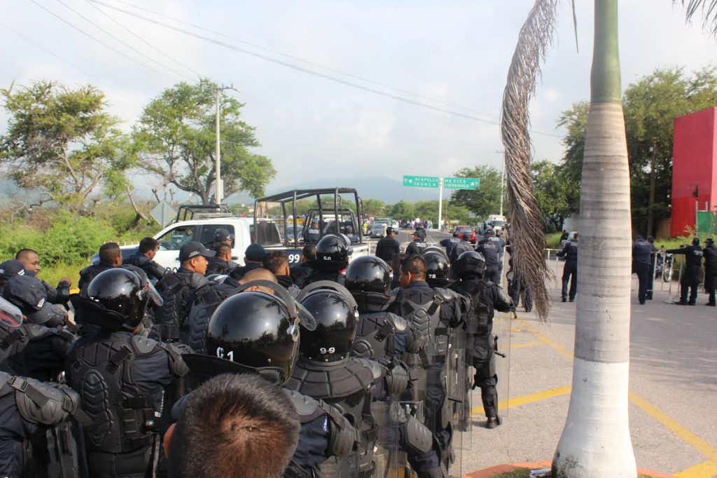 Policías  resguardando a diputados