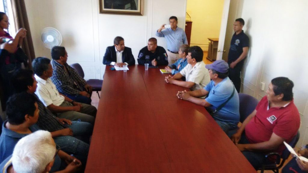 Reunión entre pobladores de Xoxocotla y funcionarios