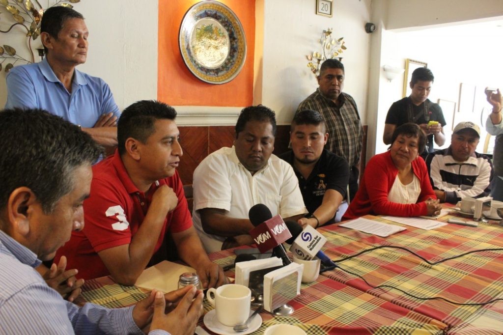 Integrantes de Movimiento Antorcha Campesina y vecinos de Totolopan, en conferencia de prensa
