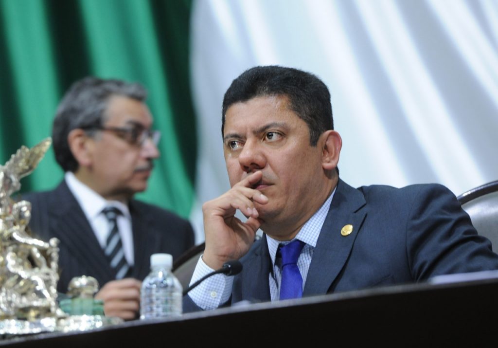 Javier Bolaños en la mesa-directiva