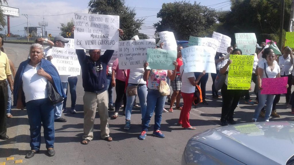 Bloqueo de padres de familia en autopista