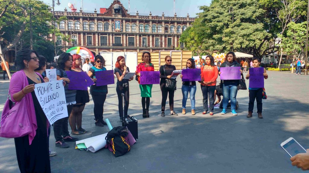 Colectivos protestando en Plaza de Armas