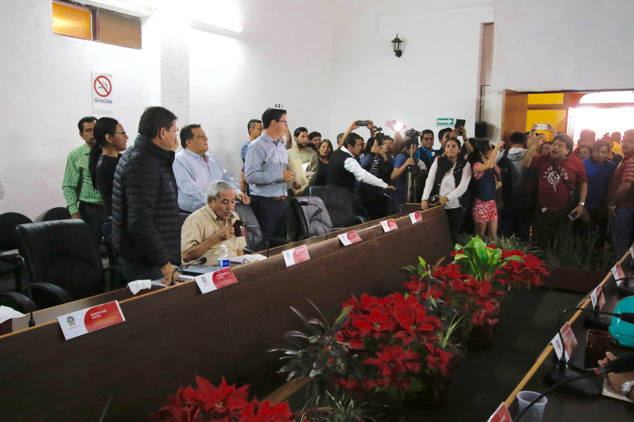 Revientan cabildo de Cuernavaca por disputa de la feria de primavera