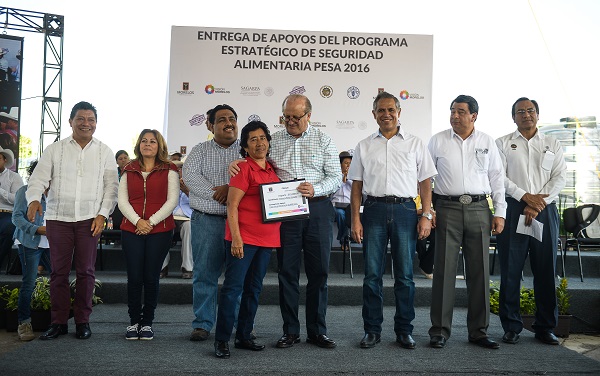 Entrega Graco Ramírez apoyos PESA 2016 a familias de comunidades con alta y muy alta marginación