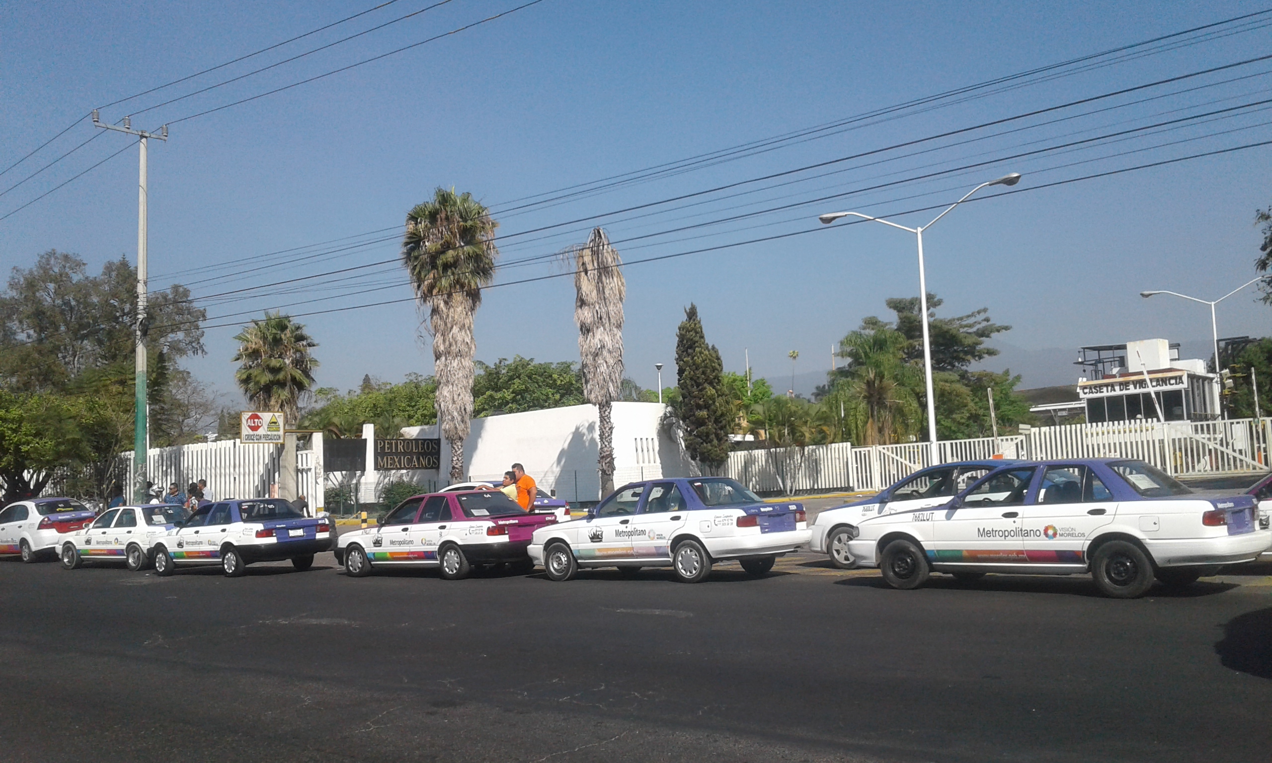 Taxistas imitan a ruteros y toman Pemex; exigen incremento a la tarifa mínima