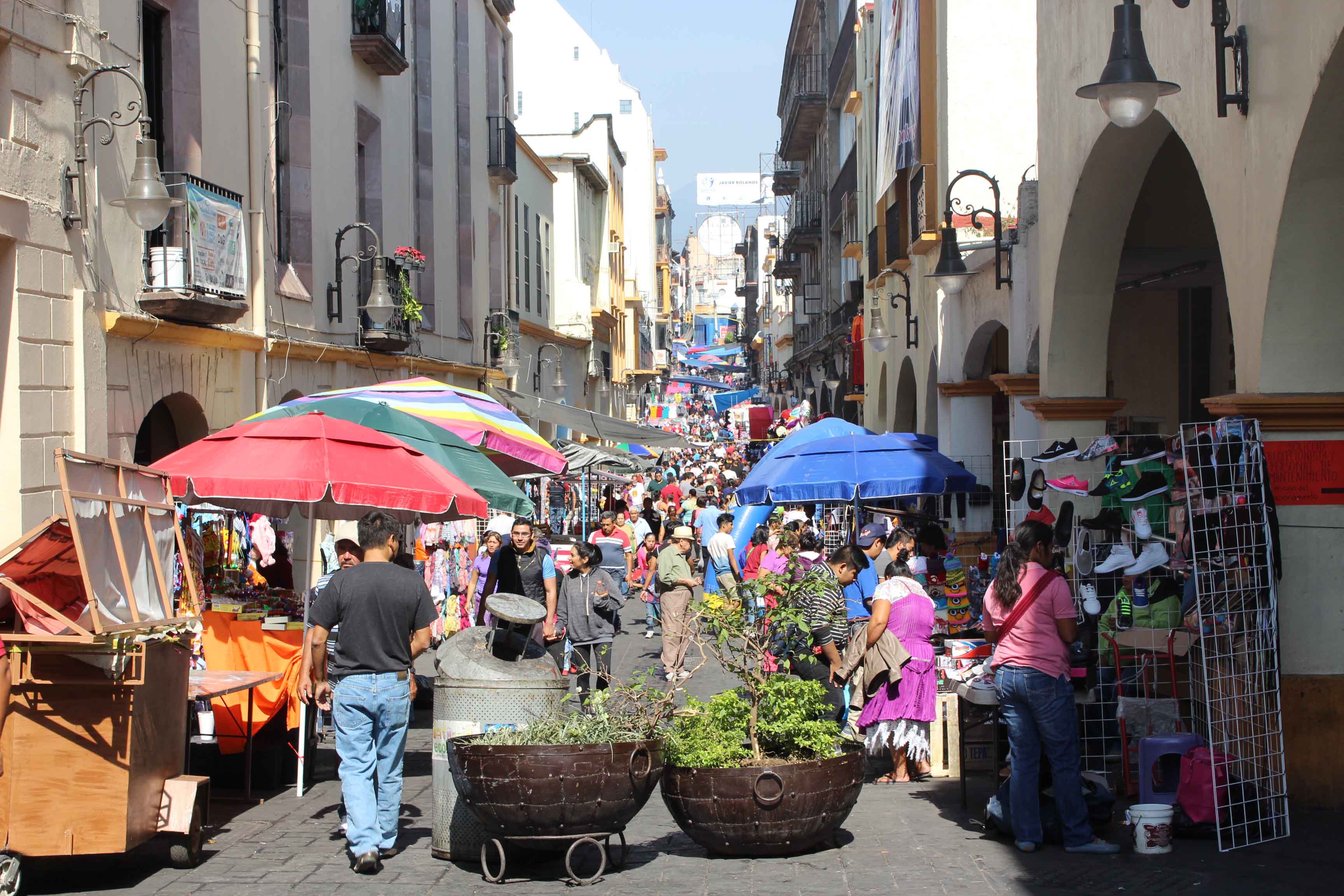 Invaden comerciantes de Plaza Lido y Degollado calle Guerrero