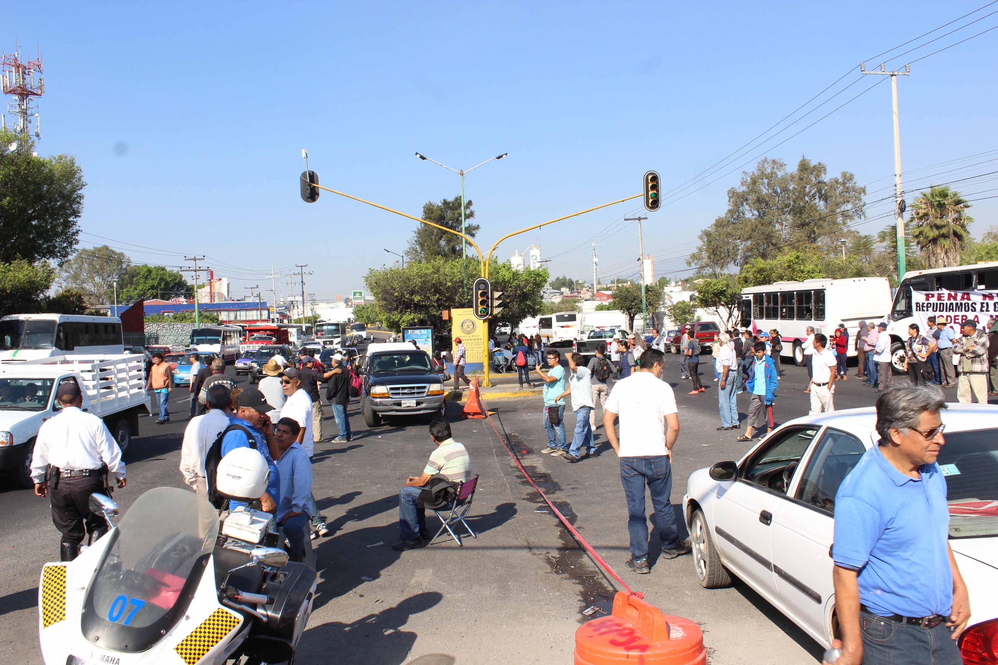 Por segundo día consecutivo, los transportistas tienen tomado PEMEX y realizan bloqueos por el alza en los combustibles