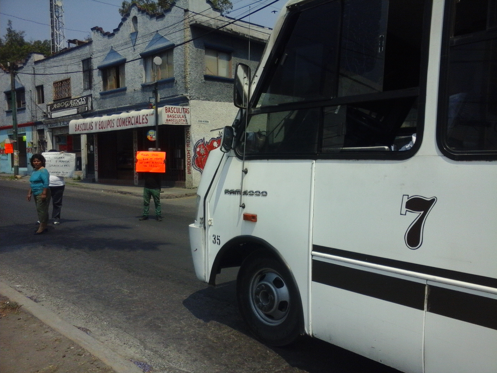 Bloquean  avenida Plan de Ayala por culpa de funcionaria