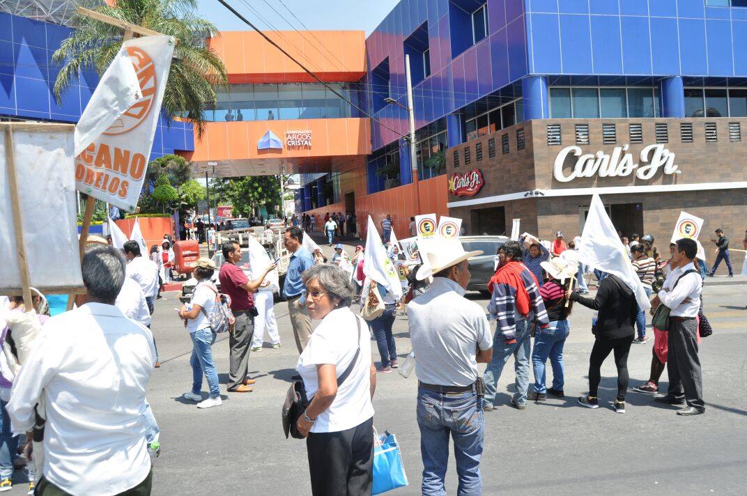 Bloquean campesinos por tiempo indefinido avenida Plan de Ayala