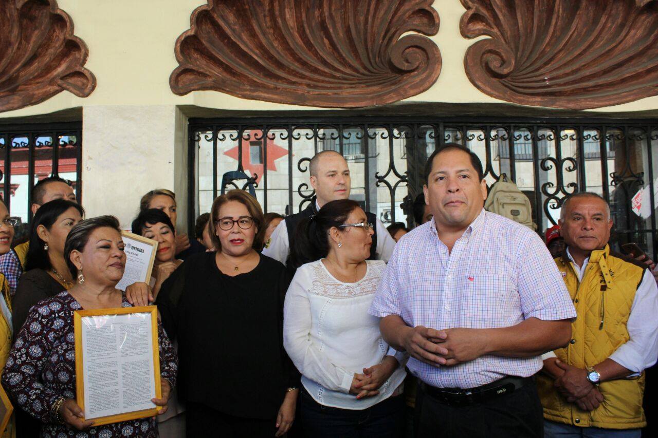Sindicalizados levantan plantón en el Congreso del Estado