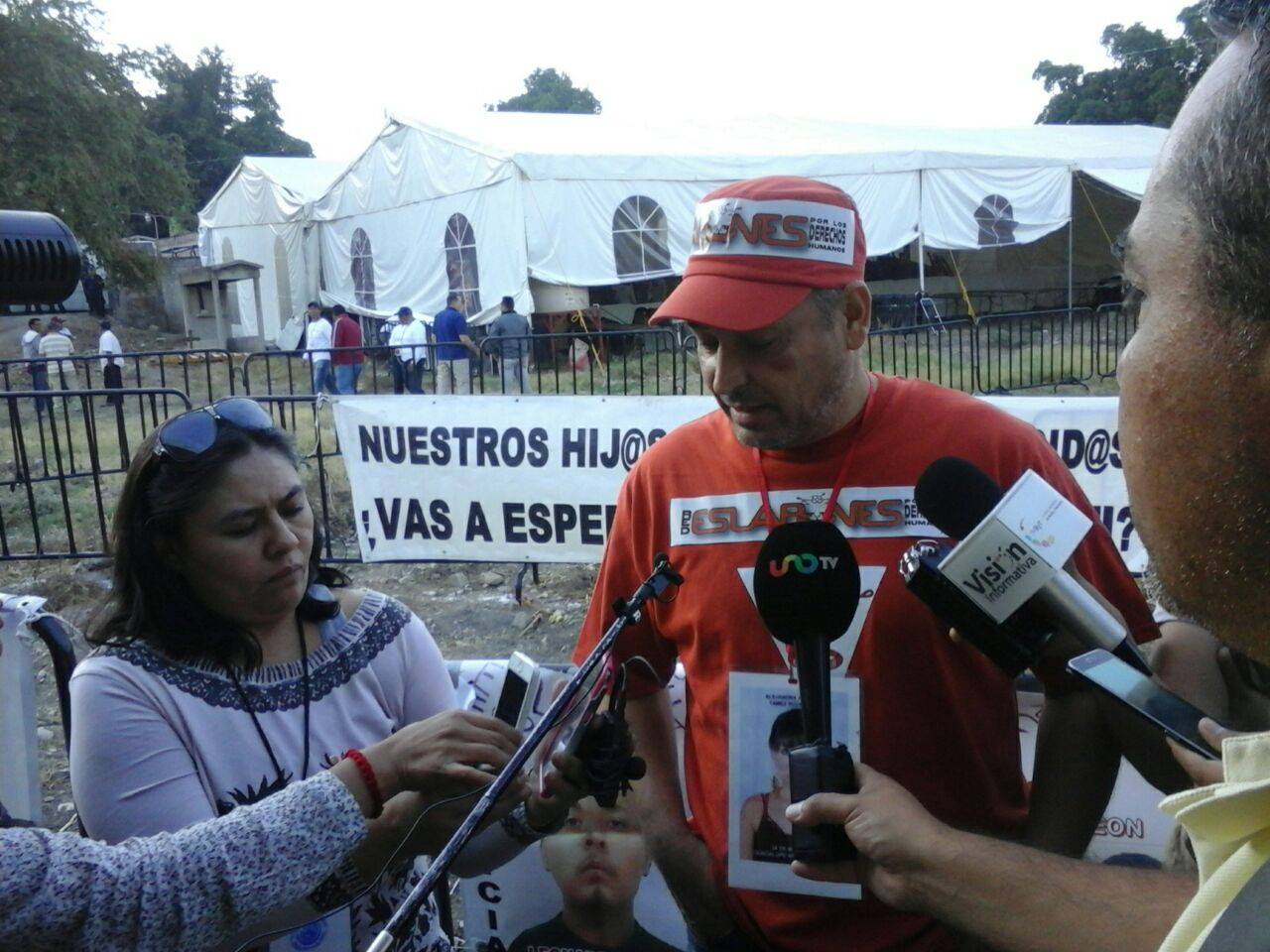 Busca a su hija en fosas de Morelos