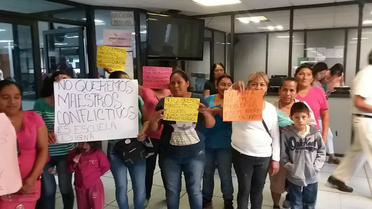 Protestan en el IEBEM por entrega de escuela incompleta