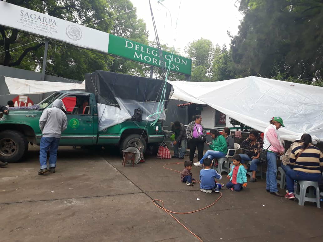 Campesinos duermen afuera de la Sagarpa