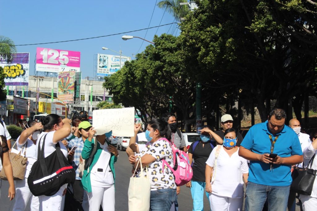 Protestan médicos y enfermeras del IMSS por falta de insumos para ...
